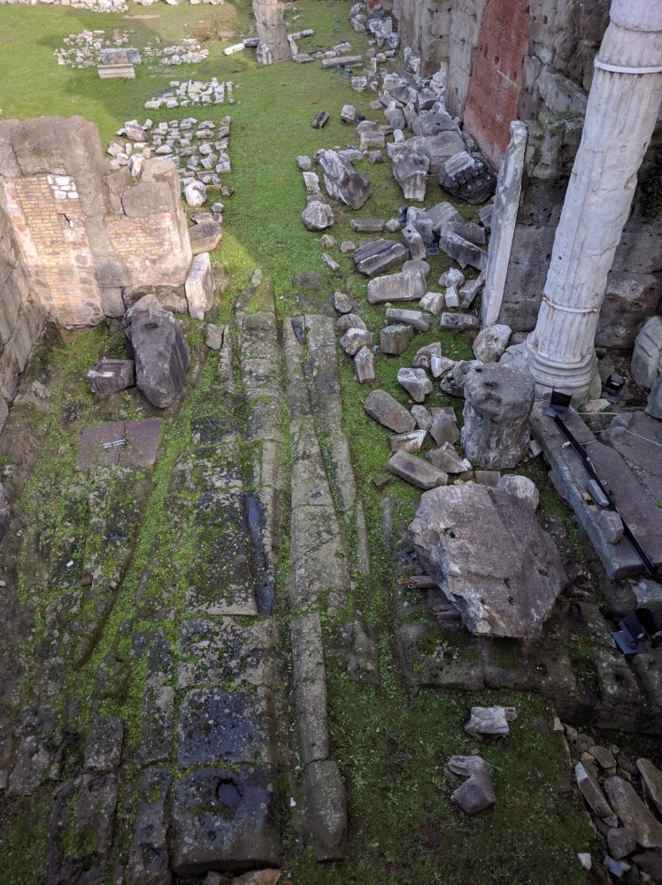 Forum of Nerva: solchi lasciati dalle ruote dei carri sul piano pavimentale in tufo