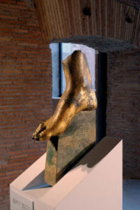 Frammento di statua di Vittoria, dal frontone del Tempio di Augusto (Roma, Museo dei Fori Imperiali)