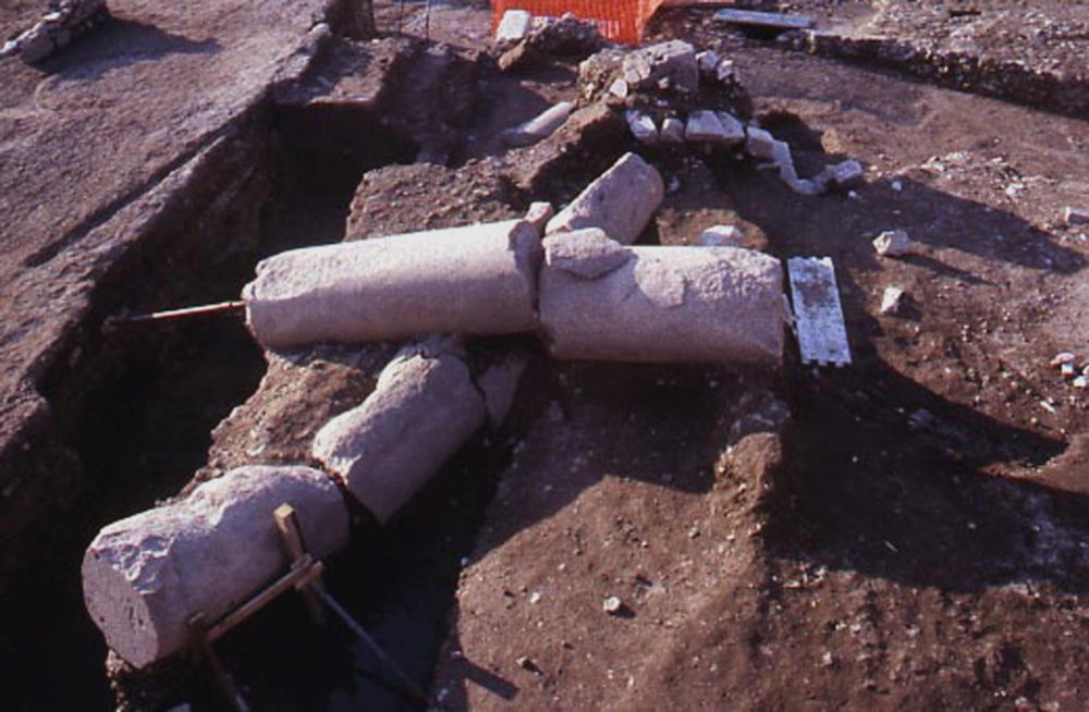 Due colonne in crollo al momento del rinvenimento durante gli scavi 1998-2000
