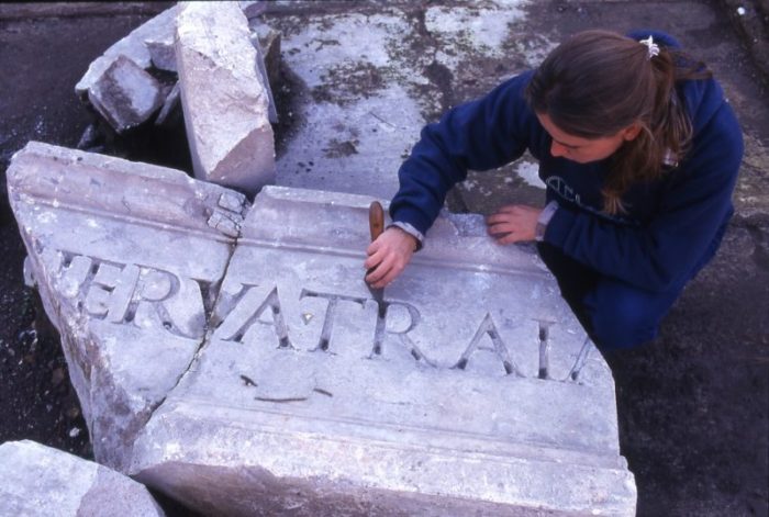 Il frammento dell'iscrizione con il nome di Traiano al momento del suo rinvenimento durante lo scavo