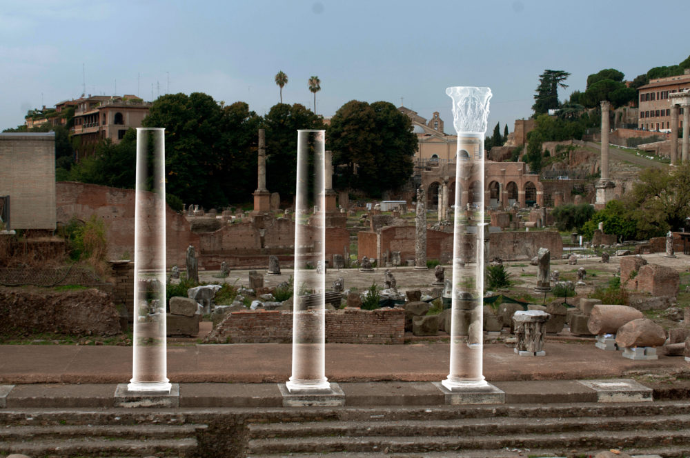 Rendering di tre colonne. Su quella a destra è visibile il capitello