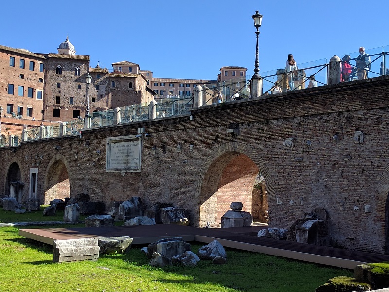 Muro della sistemazione ottocentesca dell'area della Basilica Ulpia e del Foro di Traiano, con l'iscrizione che ricorda i lavori di Pio VII